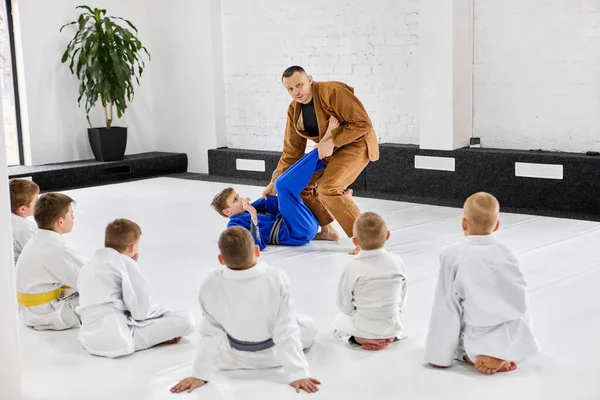 Teacher Judo Jiu Jitsu Coach Training Kinds Boys Children Learning — Stockfoto