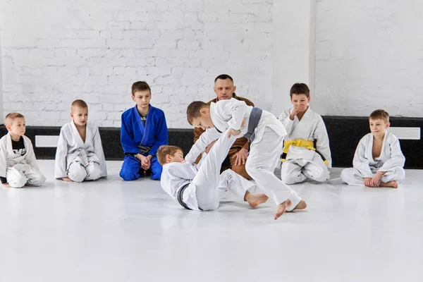 Pojkar Barn Vit Kimono Utbildning Judo Jiu Jitsu Inomhus Med — Stockfoto