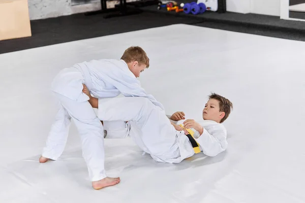 Два Мальчика Дети Белом Кимоно Тренируют Дзюдо Стиль Борьбы Джиу — стоковое фото