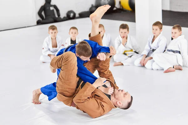 Teacher Professional Judo Jiu Jitsu Coach Training Kinds Boys Showing — Stock Photo, Image