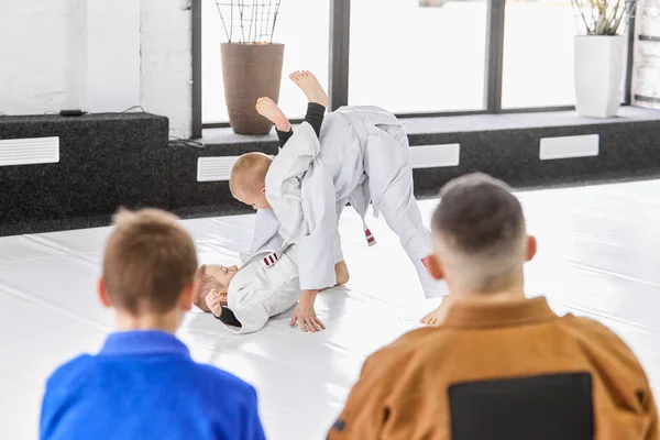 Дети Тренируют Дзюдо Джиу Джитсу Практикуют Упражнения Перед Тренером Учениками — стоковое фото