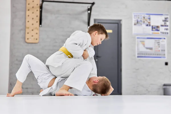 将来のスポーツマン 男の子 白い着物の子供たちは 屋内で柔道 柔術の練習を練習します 武道の概念 戦闘スポーツ スポーツ教育 子供時代 — ストック写真