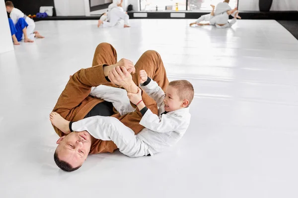 Dynamic Portrait Man Professional Judo Jiu Jitsu Coach Training Little — Stock Photo, Image