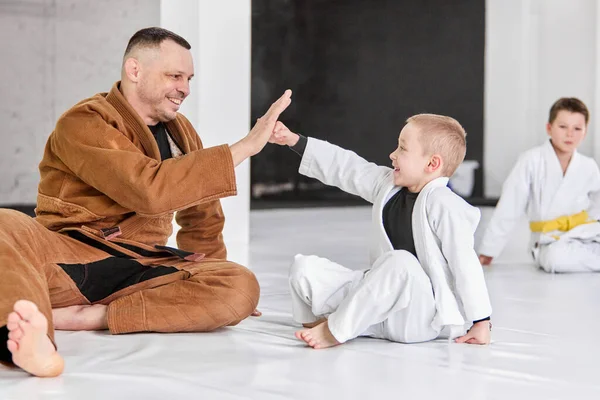 Cooperation Friendly Man Judo Jiu Jitsu Coach Training Little Boys — Stok fotoğraf
