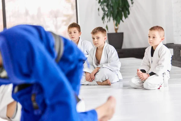 白い着物の子供たちは スポーツ柔道 柔術のクラスに出席した 戦うことを学ぶ 武道の概念 戦闘スポーツ スポーツ教育 子供時代 — ストック写真