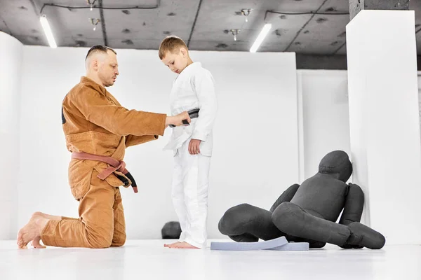 Mann Judo Jiu Jitsu Trainer Hilft Junge Kind Gürtel Auf — Stockfoto