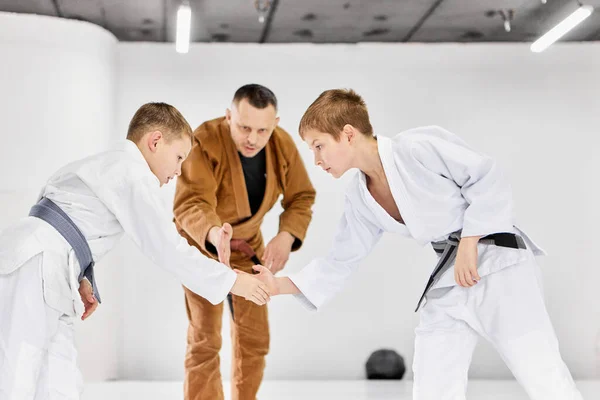 Gruß Vor Der Kampfsitzung Jungen Kinder Beim Händeschütteln Bereit Judo — Stockfoto