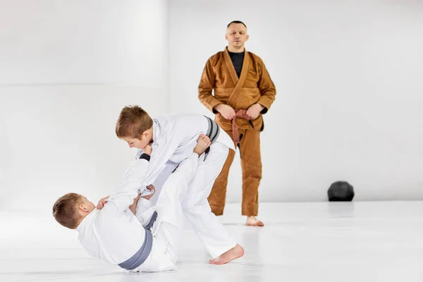 Coach Regardant Attentivement Les Enfants Des Garçons Entraînent Judo Jiu — Photo