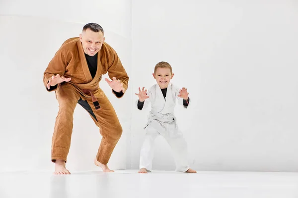 Trainer Professioneller Judo Jiu Jitsu Trainer Uniform Posiert Mit Kleinem — Stockfoto