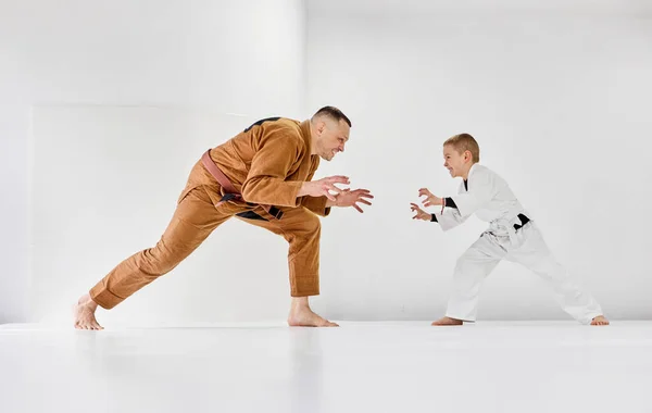 Dynamic Portrait Man Professional Judo Jiu Jitsu Coach Training Little —  Fotos de Stock