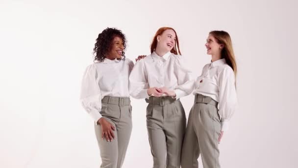 Grupo Mujeres Jóvenes Positivas Pantalón Gris Blusa Blanca Pie Juntos — Vídeos de Stock