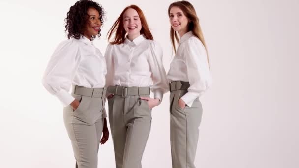 Traje Negocios Hermosas Mujeres Jóvenes Trabajadores Colegas Sonriendo Posando Juntos — Vídeos de Stock