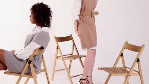 Krásné Mladé Ženy Stylových Pletených Šatech Sukních Sedí Židli Šedém — Stock video