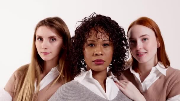 Grupo Tres Hermosas Mujeres Rubias Morenas Pelirrojas Ropa Estilo Clásico — Vídeos de Stock