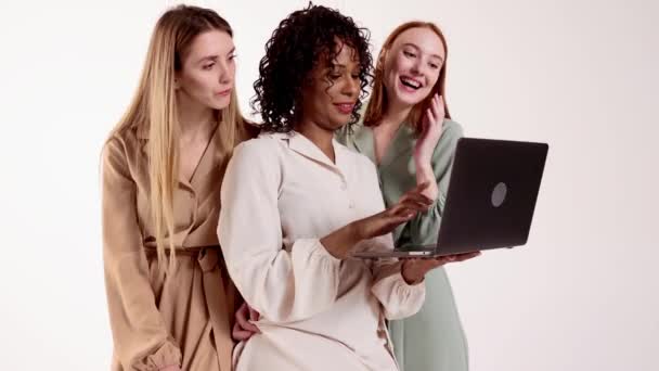 Online Nákupy Obchodní Projekty Stylové Krásné Ženy Dívají Obrazovku Notebooku — Stock video