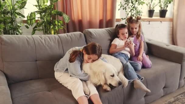 Weekends Home Little Girls Children Playing Phone Hugging Dog Golden — Vídeos de Stock