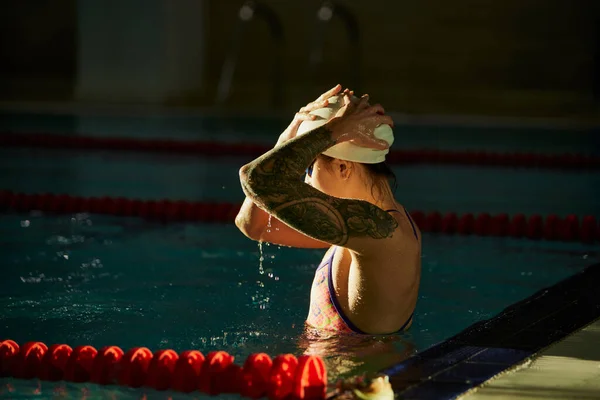 Готовимся Плаванию Молодая Женщина Профессиональная Плавательная Спортсменка Кепке Очки Позирующие — стоковое фото