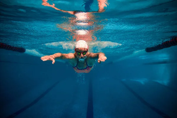 Rápido Fuerte Nadadora Profesional Gorra Gafas Movimiento Entrenando Piscina Cubierta —  Fotos de Stock