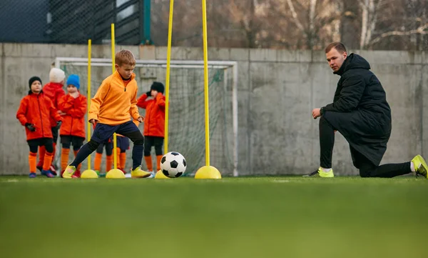 Doing Dribbling Exercises Football Coach Training Teaching Kids Boys Play — Zdjęcie stockowe