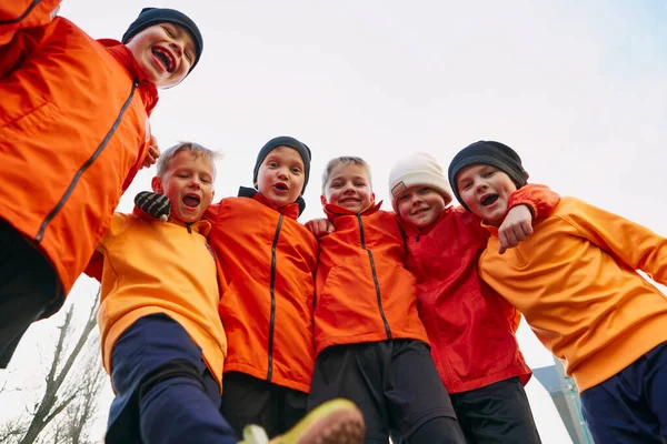 Положительные Эмоции Группа Маленьких Мальчиков Дети Форме Футболисты Открытой Площадке — стоковое фото