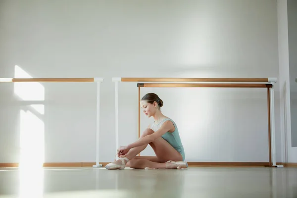 Sunlight Tender Young Girl Ballerina Sitting Floor Putting Pointe Shoes — Stok fotoğraf