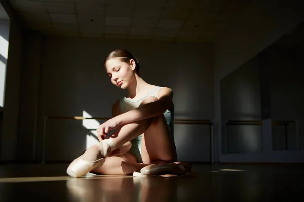Genç Güzel Bir Kız Klasik Bale Dansçısı Bale Okulunda Güneş — Stok fotoğraf