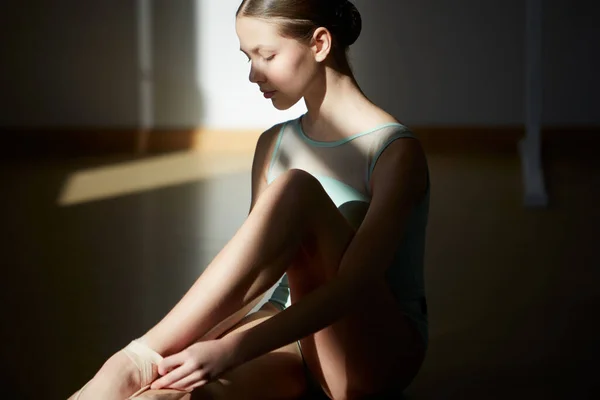 Close Teen Girl Classical Ballet Dancer Getting Ready Dance Ballet — Stok fotoğraf