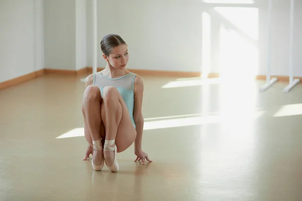 Όμορφη Έφηβη Επαγγελματίας Χορεύτρια Μπαλαρίνας Προπονείται Στη Σχολή Μπαλέτου Την — Φωτογραφία Αρχείου