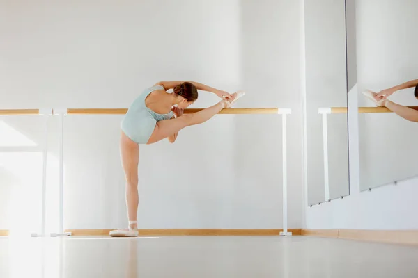 Beautiful Teen Girl Ballet Dancer Standing Barre Model Training Dance —  Fotos de Stock