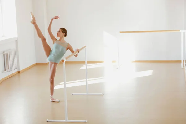 Beautiful Flexible Teen Girl Ballet Dancer Training Dance School Ballet — Stok fotoğraf
