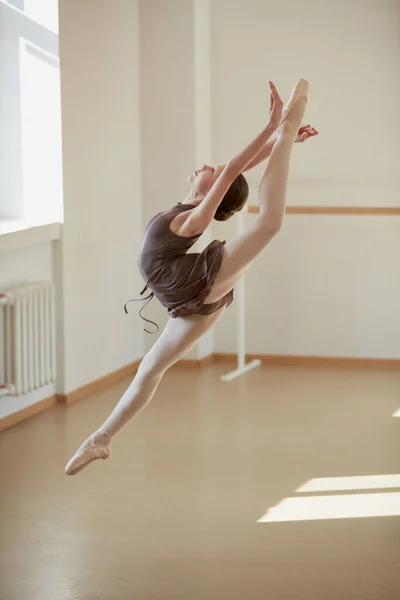 Şefkatli Zarif Balerin Genç Kız Eğitimi Sivri Uçlu Ayakkabılarla Dans — Stok fotoğraf