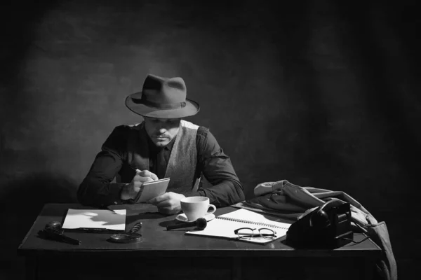 Black White Noir Photography Serious Man Professional Detective Hat Sitting — 图库照片
