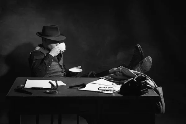 Black White Noir Vintage Photography Man Professional Detective Hat Sitting — 图库照片