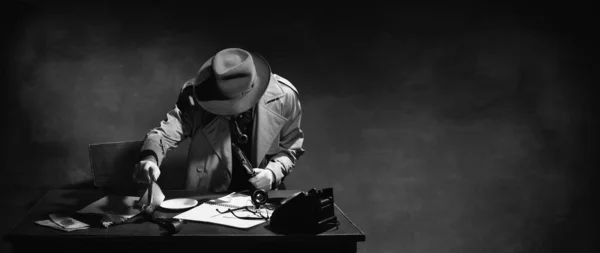 Black White Noir Photography Man Professional Detective Hat Smoking Pipe — 图库照片
