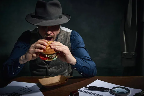Detective Professionista Cappello Fedora Seduto Tavola Mangiare Delizioso Hamburger Pranzo — Foto Stock