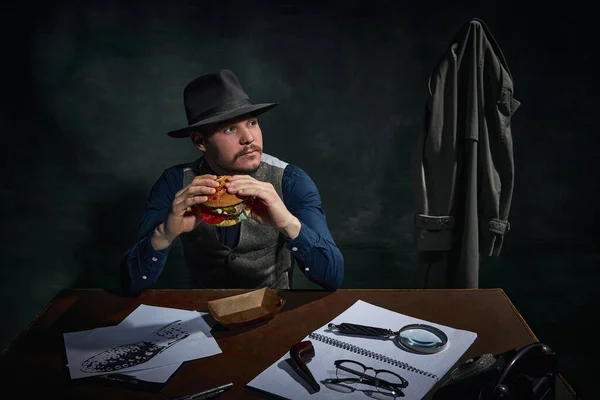 Professional Detective Fedora Hat Sitting Table Eating Delicious Burger Lunch — 图库照片