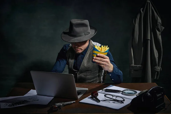 Professional Detective Fedora Hat Sitting Table Working Laptop Eating Fries — Stockfoto