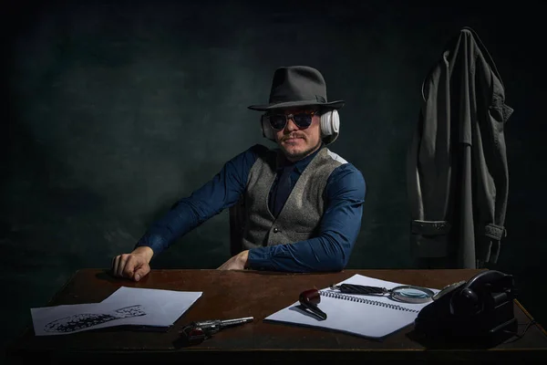 Stylish Man Detective Fedora Hat Sunglasses Sitting Table Listening Information — 图库照片