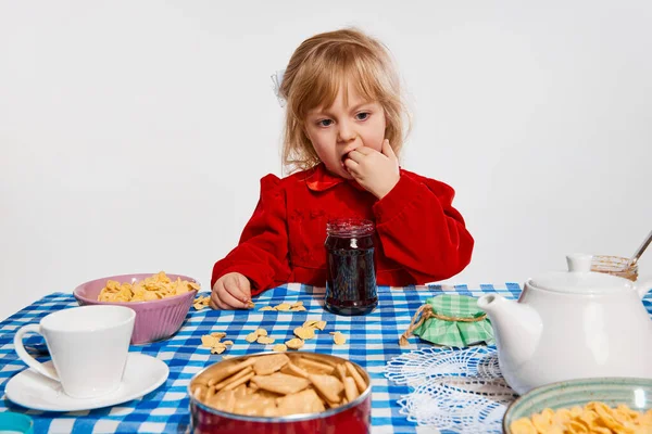 Słodka Mała Piękna Dziewczyna Dzieciak Jedzący Śniadanie Jedzący Przy Stole — Zdjęcie stockowe