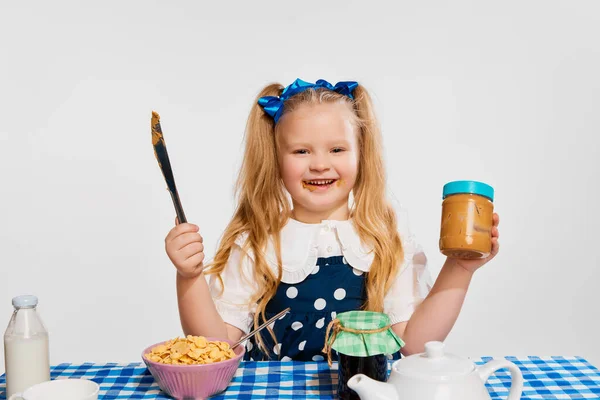 Szczęśliwa Uśmiechnięta Dziewczynka Dziecko Jedzące Jedzące Pyszne Śniadanie Szarym Tle — Zdjęcie stockowe