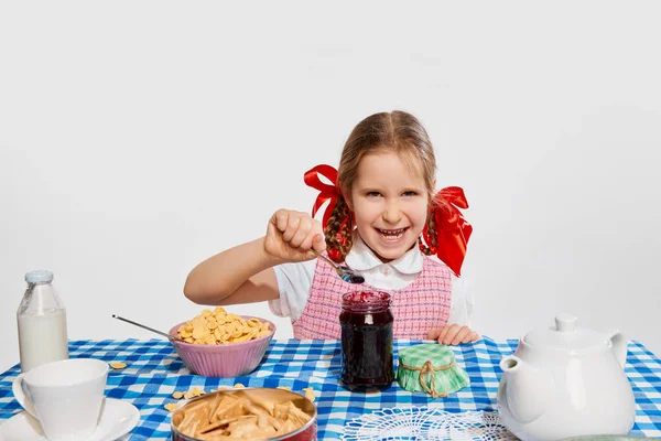 Mała Dziewczynka Dziecko Sukience Retro Jedzące Dżem Jagodowy Jedzące Śniadanie — Zdjęcie stockowe