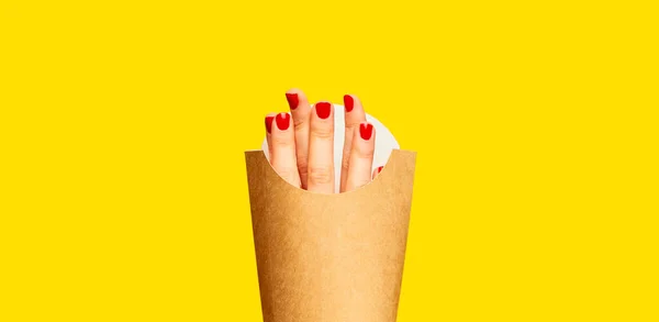 Γυναικεία Δάχτυλα Αντί Για Πατάτες Συσκευασία Κίτρινο Φόντο Στούντιο Σουρεαλισμός — Φωτογραφία Αρχείου