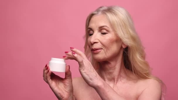 Güzel Orta Yaşlı Kadın Nemlendirici Besleyici Yüz Kremi Sürüyor Pembe — Stok video