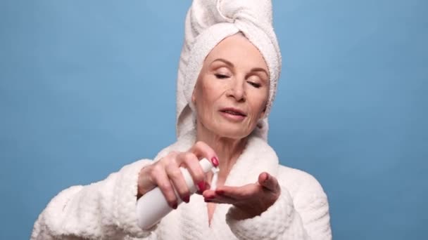 Efter Duschen Vacker Medelålders Kvinna Rengöring Ansikte Med Rengöringsskum Modell — Stockvideo