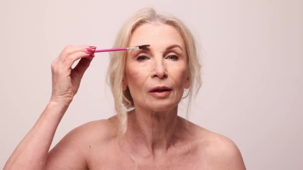 Mulher Meia Idade Bonita Com Pele Saudável Bem Conservada Maquiagem — Vídeo de Stock