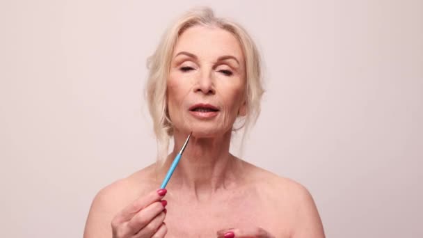 Medelålders Kvinna Med Välskött Frisk Hud Applicera Läppstift Med Borste — Stockvideo