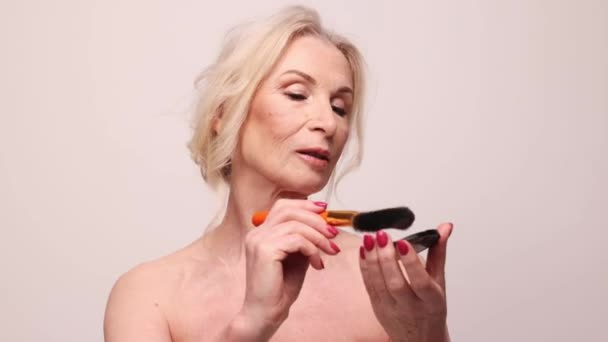 Schöne Frau Mittleren Alters Mit Gepflegter Gesunder Haut Die Textmarker — Stockvideo