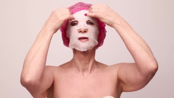 Middle Aged Woman Posing Grey Studio Background Shower Face Care — Stock Video