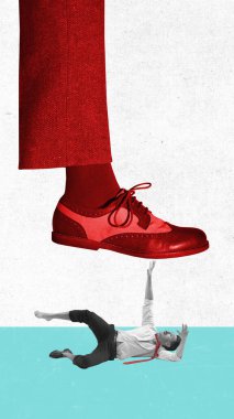 Kavramsal tasarım. Çağdaş sanat kolajı. Dev erkek bacağı korkmuş çalışanlara baskı yapıyor. Profesyonel zorluklar. İş kavramı, kariyer gelişimi, sürrealizm, stres