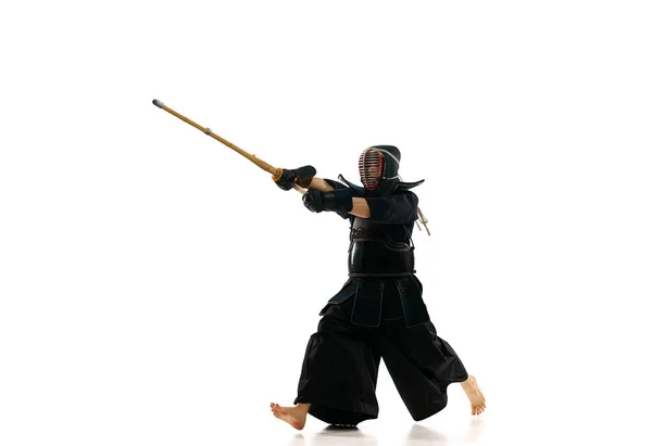 Hombre Atleta Kendo Profesional Movimiento Entrenamiento Uniforme Con Espada Bambú — Foto de Stock